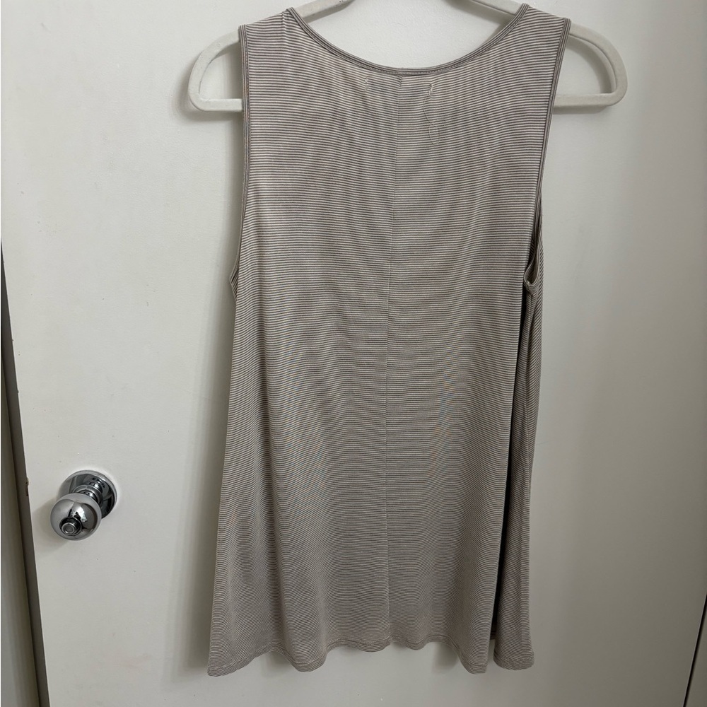 Tank with keyhole neckline and embroidery - Picture 2 of 6